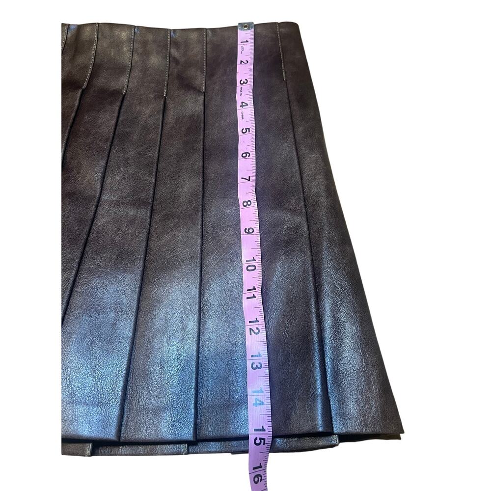 VICI Brown Faux Leather Pleated Mini Skirt Women’s Medium Preppy Chic - Picture 4 of 7